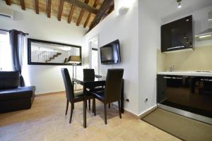 Kuchyňa alebo kuchynka v ubytovaní Ibernesi - Charming apartment at the Roman Forums