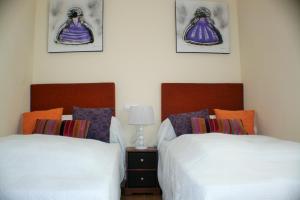 - 2 lits installés l'un à côté de l'autre dans une chambre dans l'établissement Altos de la Bahia 83, à Torrevieja