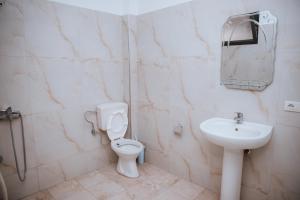 Ένα μπάνιο στο Hotel Perdja