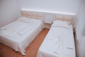 Ένα ή περισσότερα κρεβάτια σε δωμάτιο στο Hotel Perdja