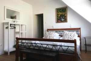 ein Schlafzimmer mit einem Bett und einem Wandgemälde in der Unterkunft Malom Vendégház Tapolca in Tapolca