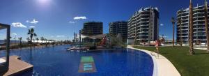 Bazén v ubytovaní SEA SENSES - Punta Prima - VISTA AL MAR alebo v jeho blízkosti