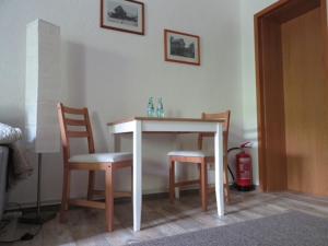 einen Tisch mit 2 Stühlen, einem Tisch, einem Tisch und Stühlen in der Unterkunft Blota Kral in Lübben