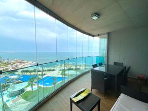 Bazén v ubytovaní SEA SENSES - Punta Prima - VISTA AL MAR alebo v jeho blízkosti
