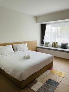 Un pat sau paturi într-o cameră la Busaba Bella Hotel