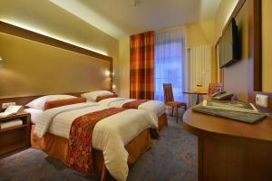 Кровать или кровати в номере Maxmilian Lifestyle Resort