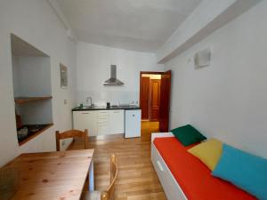 a small room with a bed and a kitchen at Mariasole Rooms in Vernazza