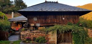 Ríodeporcos的住宿－Casa Rural Chao de Castro，一座带板岩屋顶的大型木制建筑