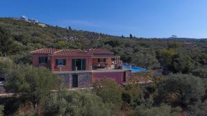 una casa situata in cima a una collina di Villa Belvedere Rosa a Tsoukalades