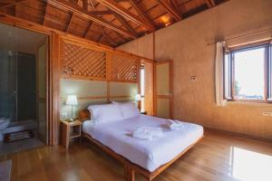 Postel nebo postele na pokoji v ubytování Kalogra - Architect Villa with Breathtaking Views