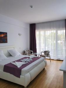 Un pat sau paturi într-o cameră la PASHA HOTEL