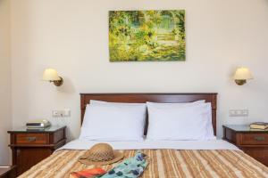 um quarto com uma cama com um chapéu em Katerina Hotel em Agios Prokopios