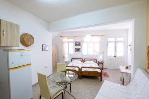 Olympos的住宿－Sellai House，客厅配有床和桌子