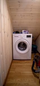 uma máquina de lavar e secar roupa num pequeno quarto em Kėdainiai Old town apartment em Kėdainiai