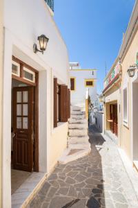 una calle en una ciudad con una puerta y algunos edificios en Sellai House en Olympos