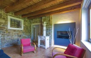 uma sala de estar com duas cadeiras e uma lareira em Capriva Del Friuli - CASA RONCUS em Capriva del Friuli