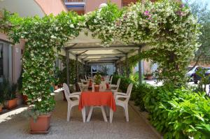 Un restaurante o sitio para comer en Hotel I Due Gabbiani CITR 9006