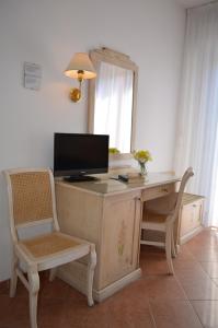 una scrivania con computer, sedia e specchio di Hotel I Due Gabbiani CITR 9006 a Marina dʼAndora