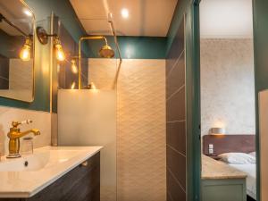 un bagno con lavandino e doccia di Altera Roma Hôtel ad Avignone