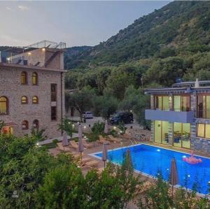 ein großes Gebäude mit Pool neben einem Haus in der Unterkunft AparDibra in Bar