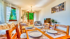 Restorāns vai citas vietas, kur ieturēt maltīti, naktsmītnē Apartament Leśny - 5D Apartamenty
