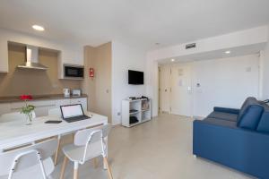 Kuchyň nebo kuchyňský kout v ubytování Aparthotel BCL Levante Lux