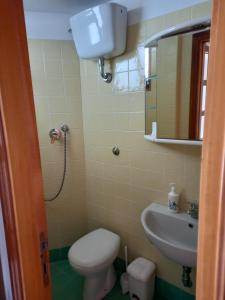 ein Bad mit einem WC und einem Waschbecken in der Unterkunft B&B Isabella in Numana