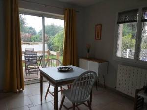 een eetkamer met een tafel en stoelen en een raam bij Appartement de vacances à la campagne in Saint-Jean-Pla-de-Corts