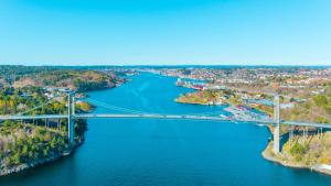 eine Luftansicht einer Brücke über einen Fluss in der Unterkunft Krøgeneslåven Microtel in Arendal