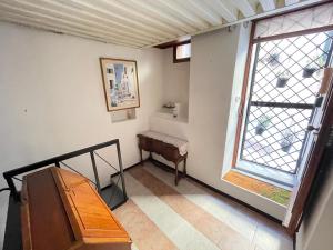een kamer met een raam en een bank erin bij Stella Marina Appartamento in Cagliari