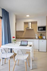 Kuchyň nebo kuchyňský kout v ubytování Aparthotel BCL Levante Lux