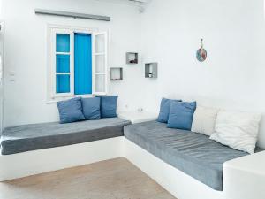 Uma área de estar em Fabrica Sunset Apartments
