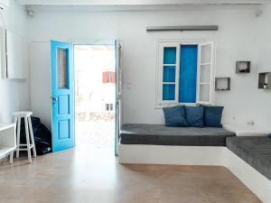 Uma área de estar em Fabrica Sunset Apartments