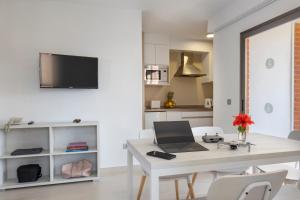 TV a/nebo společenská místnost v ubytování Aparthotel BCL Levante Lux