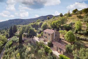 een luchtzicht op een oud huis in een berg bij Villa Ugo in Cortona
