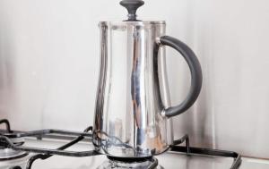 a glass pitcher on top of a stove at Royal Mile Apartment in Edinburgh