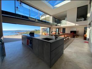 Η κουζίνα ή μικρή κουζίνα στο Ocean pearl seafront villa
