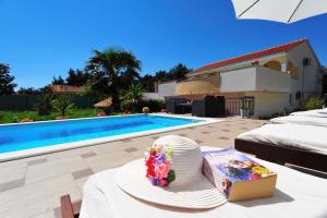 Bazén v ubytování Villa Vanilla with Heated Pool nebo v jeho okolí
