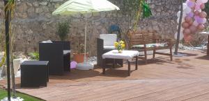 een patio met speakers en stoelen en een parasol bij Chanot Le Studio cour parking et piscine in Marseille