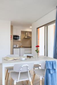 Kuchyň nebo kuchyňský kout v ubytování Aparthotel BCL Levante Lux