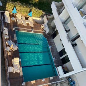 Etna Apartments في أولتسينج: اطلالة علوية على مسبح مع كراسي