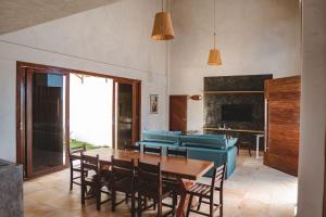 a living room with a table and a couch at Villa Kaitei in São Miguel do Gostoso