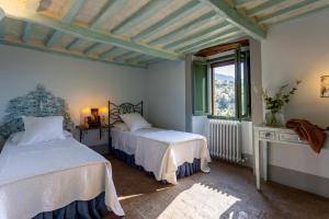 - une chambre avec 2 lits et une fenêtre dans l'établissement Villa Ugo, à Cortone