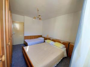 1 dormitorio pequeño con 2 camas en Apartman Ninsky en Primošten