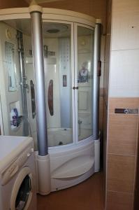 モスタルにあるHacienda Kolendaのバスルーム(シャワー、洗濯機付)
