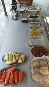 einen Tisch mit vielen verschiedenen Arten von Lebensmitteln in der Unterkunft Pousada Andorinhas in Santo Amaro