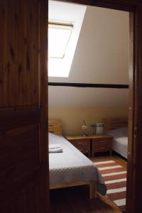 - une chambre avec un lit et une lucarne dans l'établissement Mõisa Ait Katusekorter, à Võru