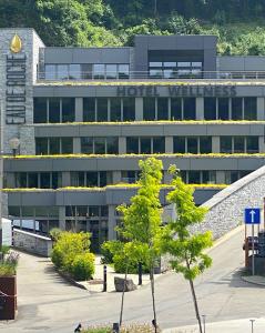 un edificio de oficinas con muchas ventanas en Hôtel WELLNESS EAU DE ROCHE Durbuy en Durbuy