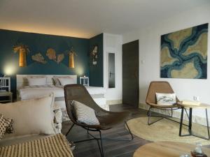 a room with a bed and two chairs and a couch at Libera Apartments in Stara Baška