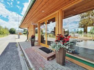 Una tienda con dos jarrones con flores. en Vanamõisa Caravan Park, en Saue